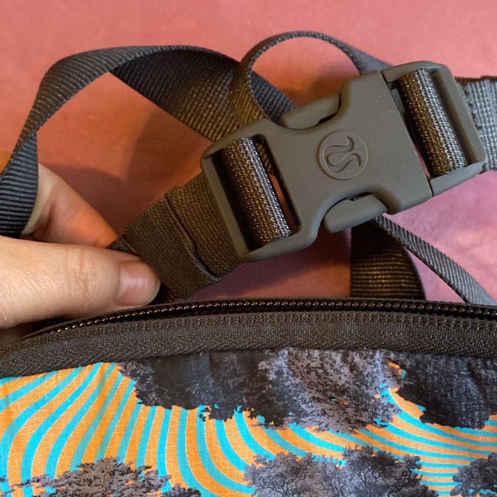 Lululemon mini bag. - Picture 4 of 7